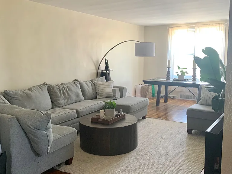4011 Kings Hwy #4R — Photo 1