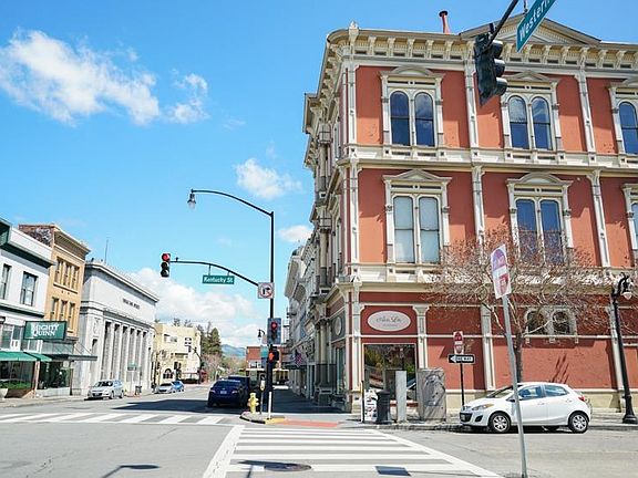 4th image of 25 Western Ave
