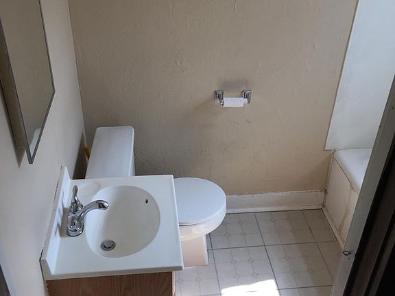 4th image of 912 S 17th St #1