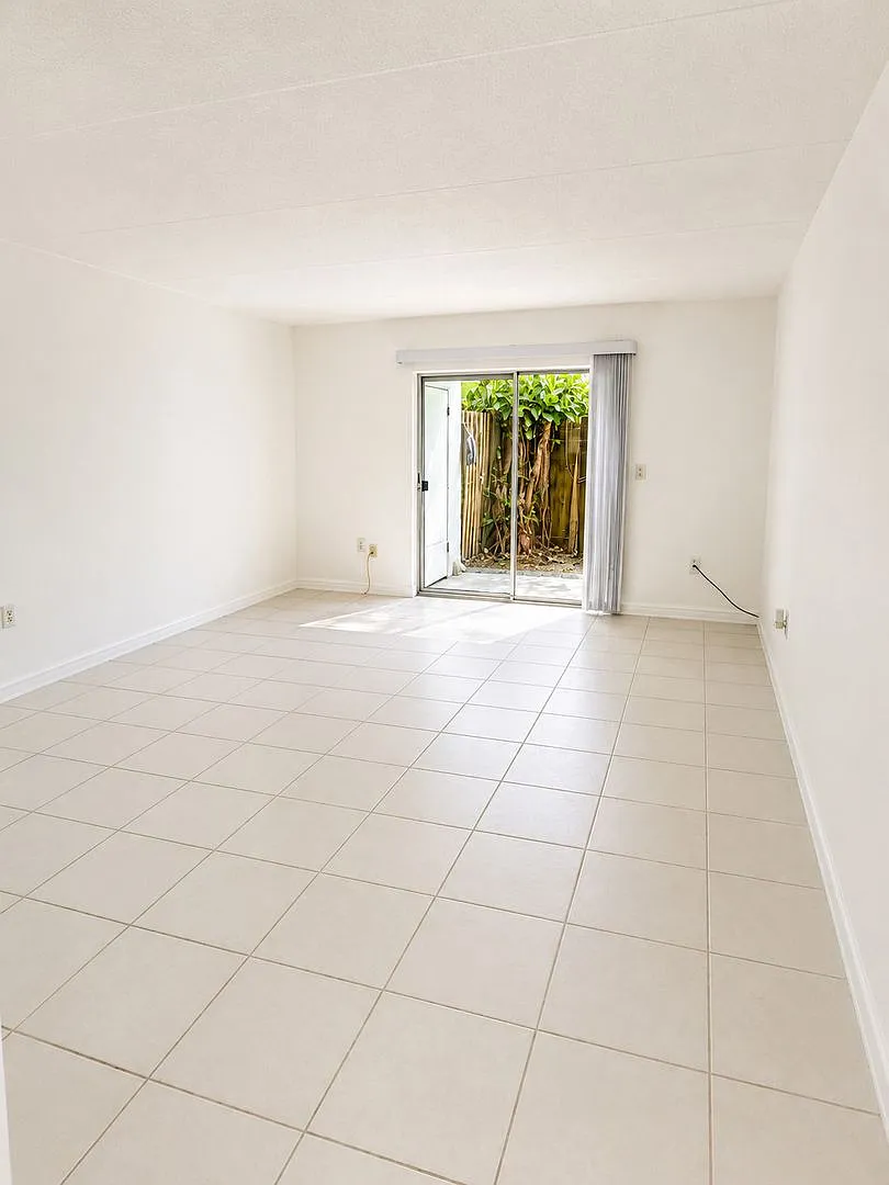 1 Bed / 1 Bath Apartment for Rent Somerset Park Community — Photo 3
