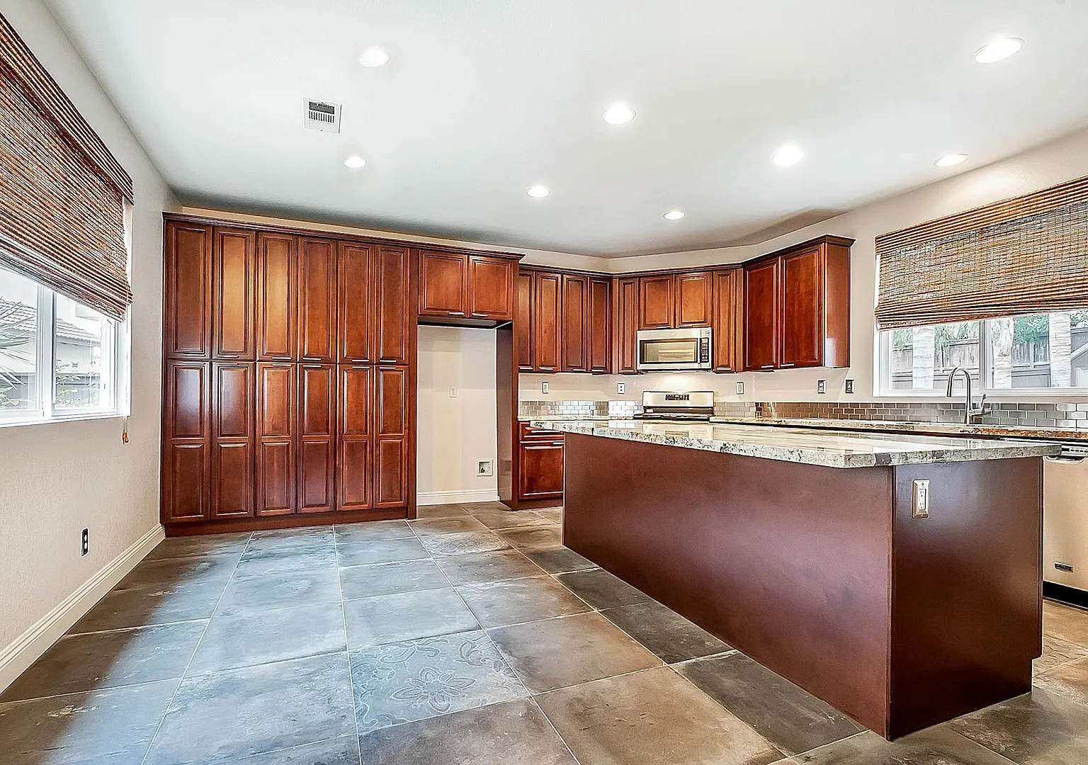 Modern 5 Bedroom in Paseo Del Sol — Photo 3