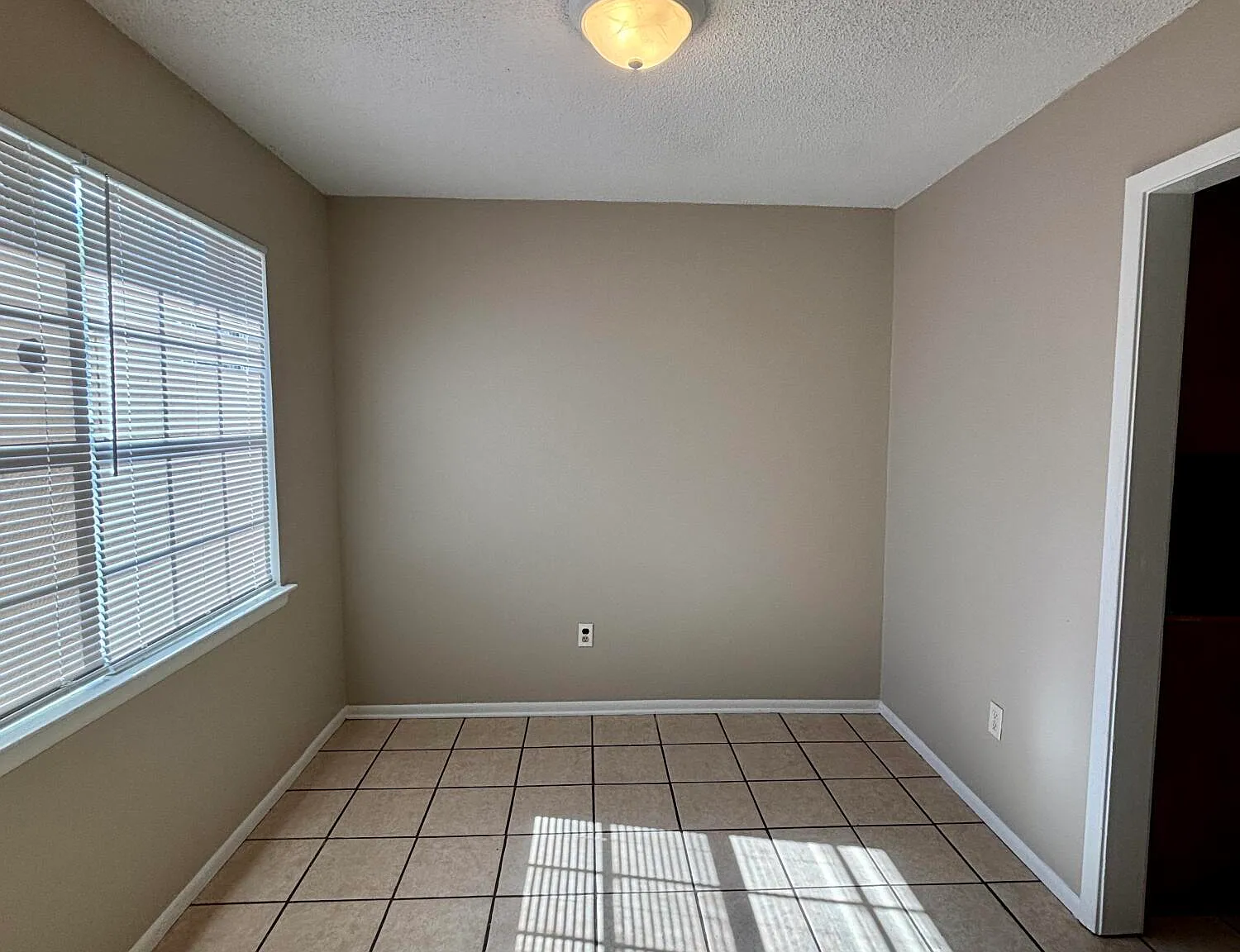 3 bed, 2.0 bath, 1415 sqft, $1,300 — Photo 3