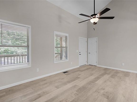 4th image of 135 Holly Creek Dr