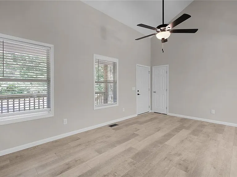 135 Holly Creek Dr — Photo 4