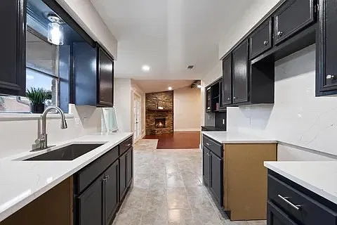 3 bed, 1427 sqft, $2,300 — Photo 3