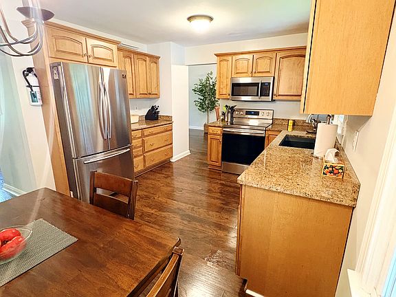 5th image of 4 Woodlake Dr