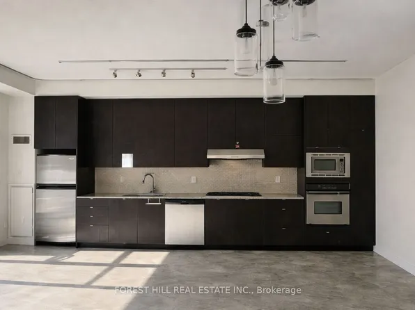 23 Brant St #207, Toronto, ON M5V 2L5