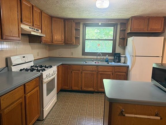 3rd image of 7694N Fox Avenue