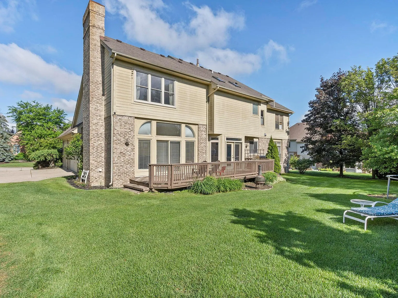 4 bed, 2.5 bath, 3304 sqft, $4,700 — Photo 4