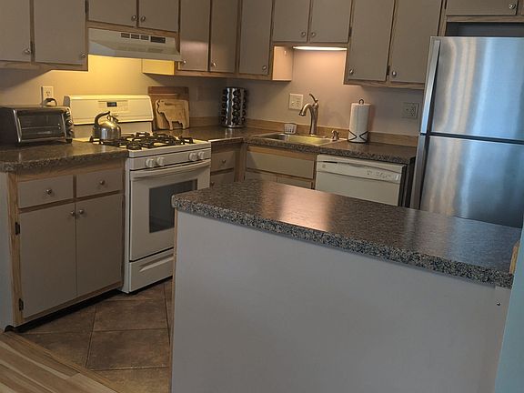 3rd image of 344 Elm St Unit 13
