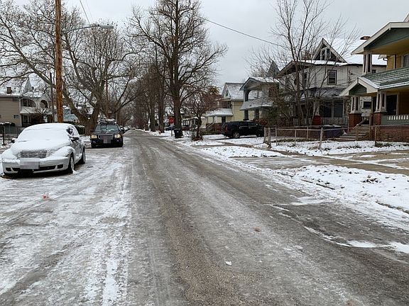 5th image of 12813 Edmonton Ave