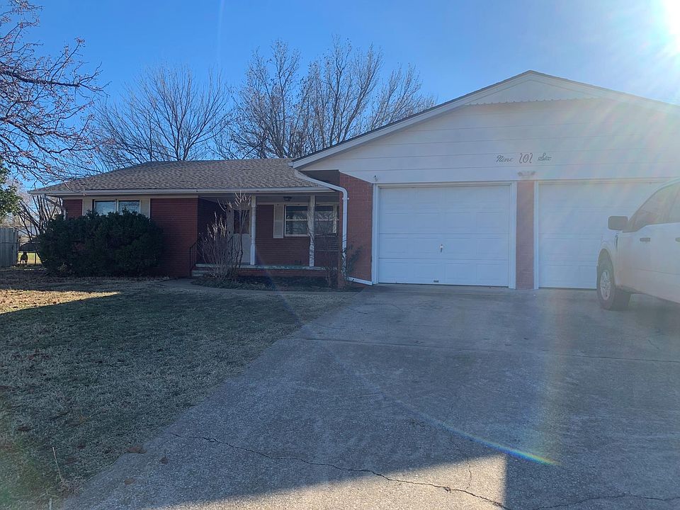 1st image of 906 S Brookwood Dr