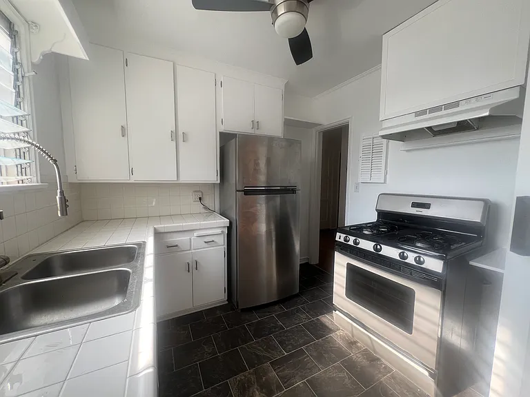 445 N Doheny Dr #F — Photo 7