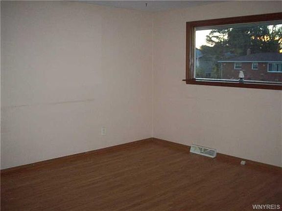 2nd image of 3815 Lynn Dr