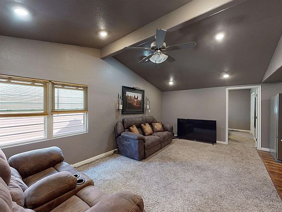 4th image of 140 Ivanhoe Dr E