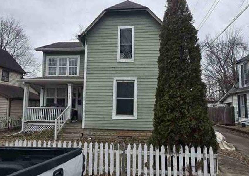1st image of 921 Lincoln St
