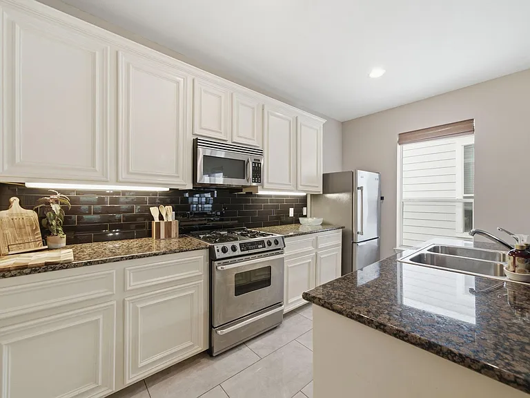 1716 Elgin St — Photo 3