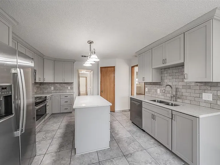 KITCHEN WITH GRANITE COUNTERTOPS