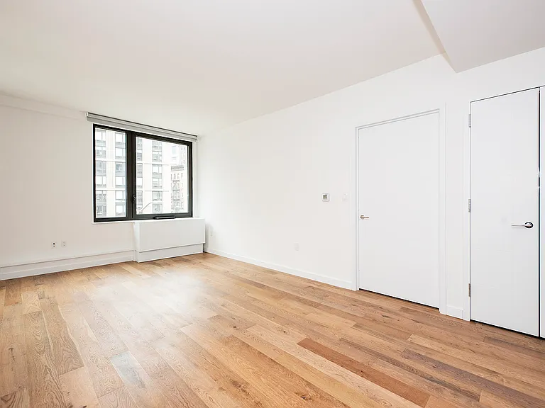 411 35th St #2R — Photo 5