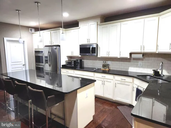 8881 Englewood Farms Dr, Manassas, VA 20112