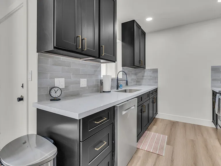 102 W Maryland Ave #E2 — Photo 18