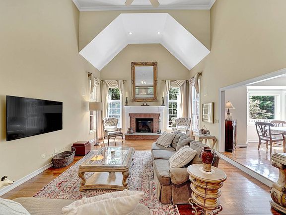 5th image of 19 Fieldstone Dr