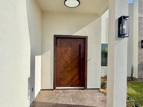 3rd image of 1613 Secretaria Ln