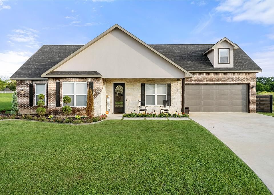 1st image of 2905 Blue Heron Cir