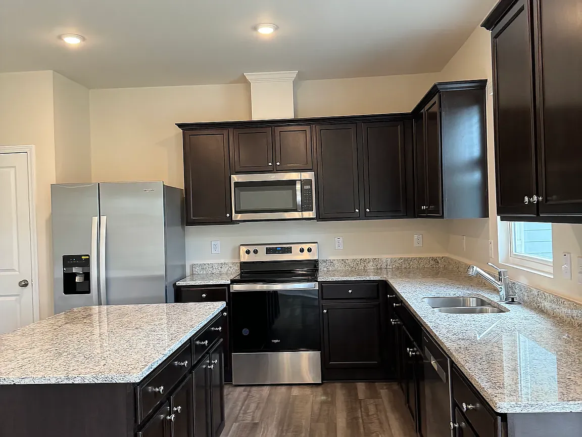 3 bed, 2.5 bath, 2083 sqft, $2,050 — Photo 4