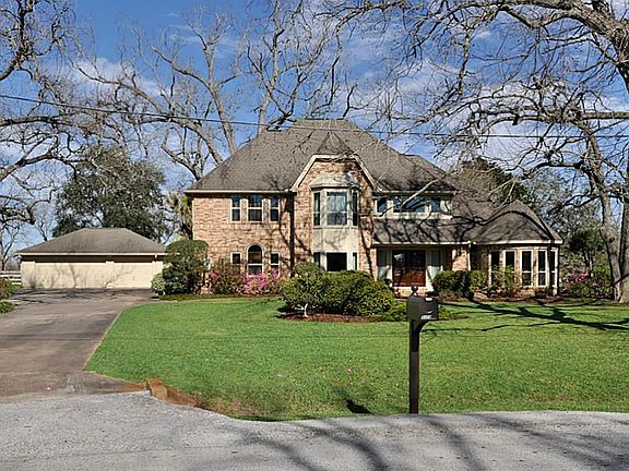 THIS BEAUTIFUL HOME HAS A 3 CAR GARAGE AND A BREATHTAKING LOT! NELSON BASS BUILT THE HOME AND IT SURE SHOWS THE QUALITY HE PUTS INTO ALL HIS CONSTRUCTION.