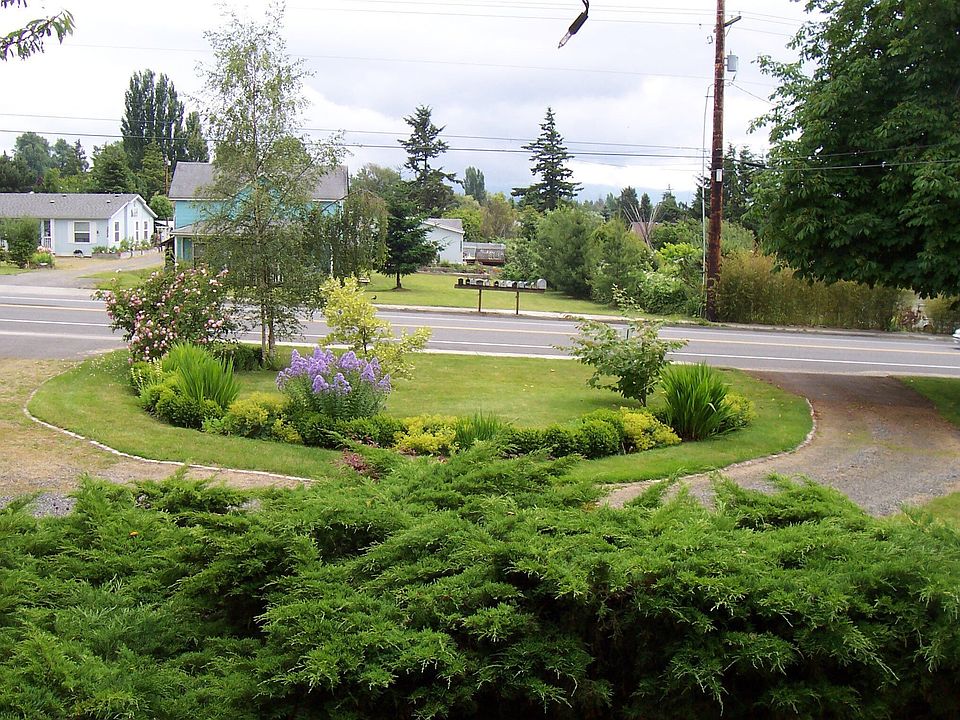 Circle Drive Way with Garden Space