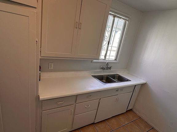 4th image of 7108 Fresno St