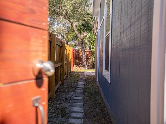 5th image of 719 W Orient St