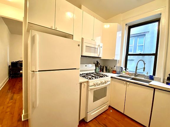 5th image of 110 E 1st St #16