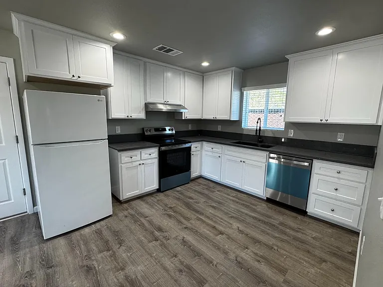 4834 N Fruit Ave — Photo 5