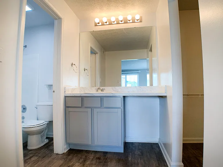 Knobs Pointe Apartments — Photo 46