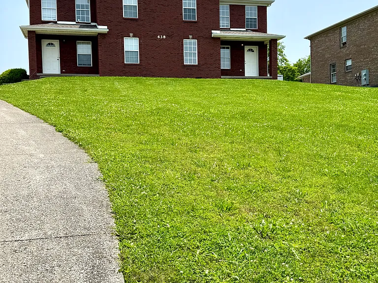 638 Hampton Way #B — Photo 2