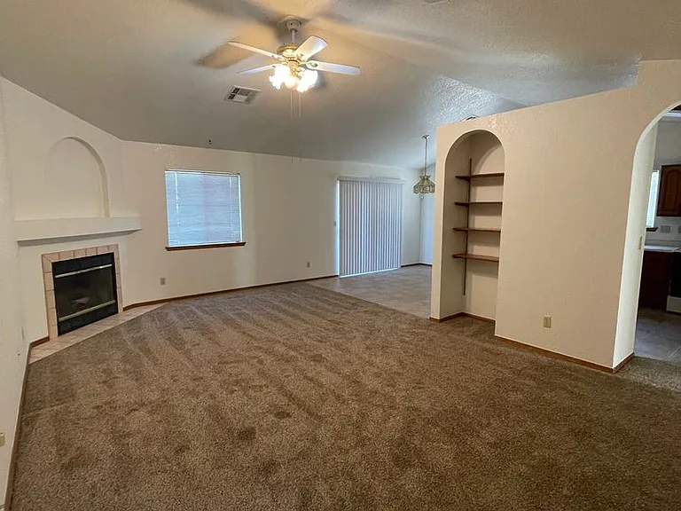 5015 Emerald St — Photo 2