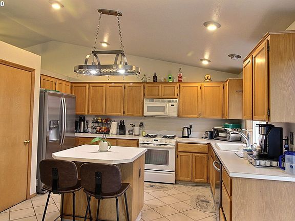 4th image of 1717 SE 169th Ave