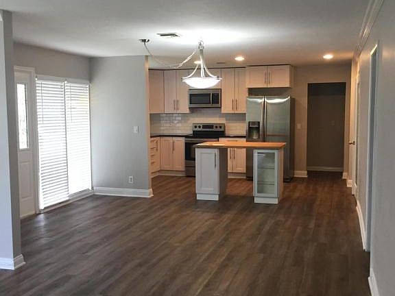 3rd image of 32032 Viewlake Ln
