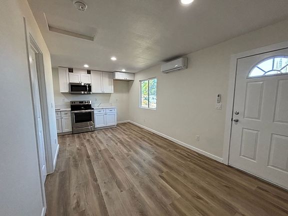 2nd image of 421 Robinhood Ln #3