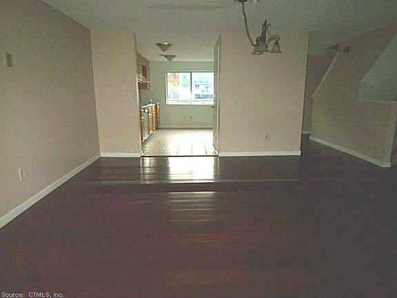 4th image of 27 Chelsea Ln