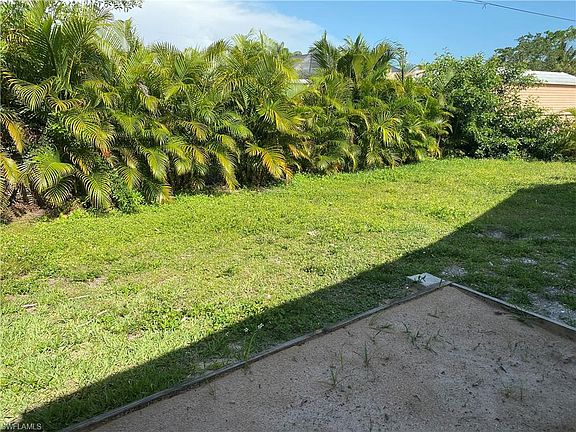 2nd image of 2560 Tamarind St