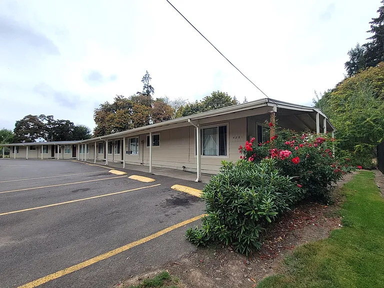 451-Hyacinth Apartments — Photo 10
