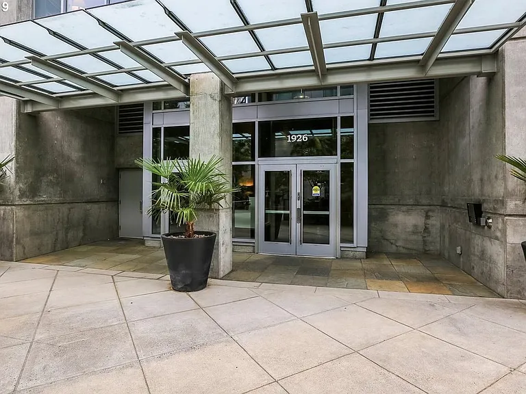 1926 W Burnside St #914 — Photo 3