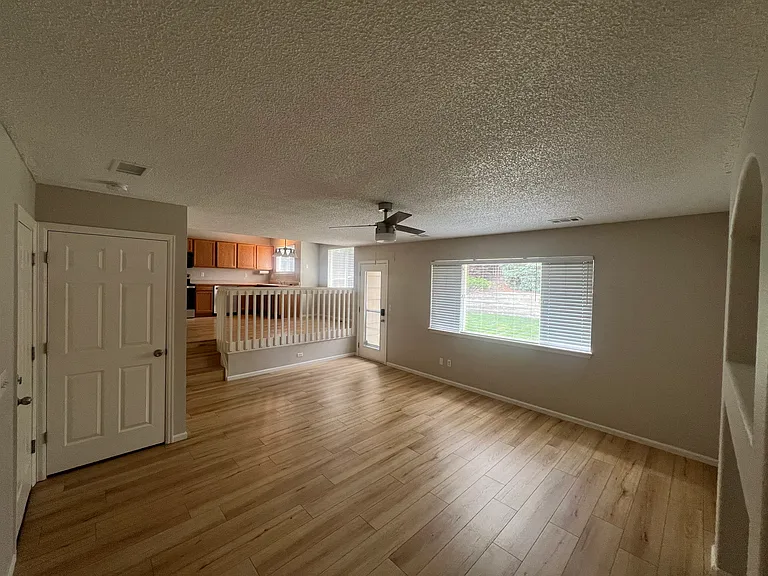 9880 Castle Ridge Cir — Photo 7