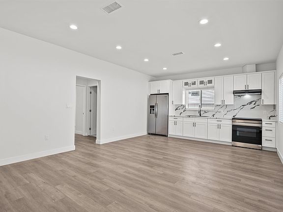 4th image of 8443 Colbath Ave