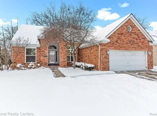 16136 Aspen Hollow Dr, Fenton, MI 48430