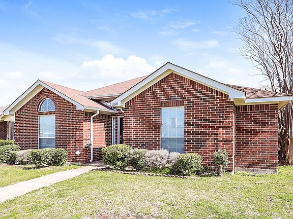 3rd image of 2604 Park Valley Dr