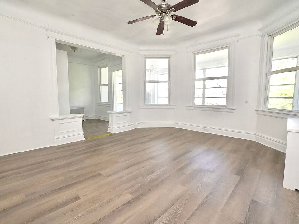 Master Bedroom/ Bedroom 1